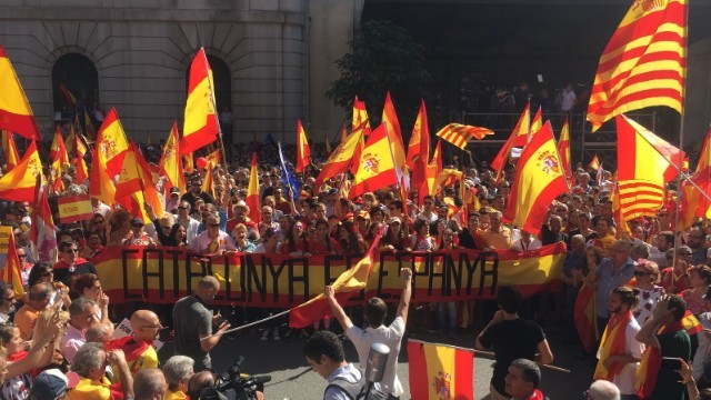 独立反対のデモが行われた＝８日、バルセロナ