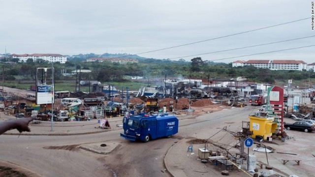 タンクローリーが給油所近くで爆発し、死傷者が出た