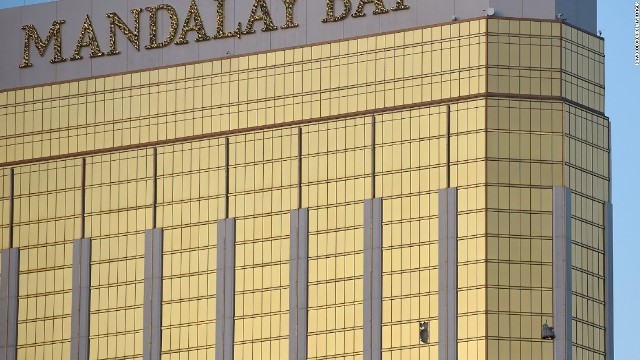 銃乱射をめぐり、事件当時の容疑者の行動が明らかになってきた