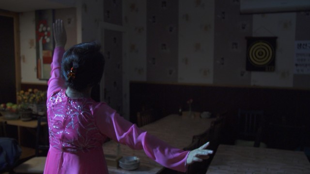 音楽に合わせて踊る女性。ニューモルデンには約７００人の北朝鮮の人たちが生活している
