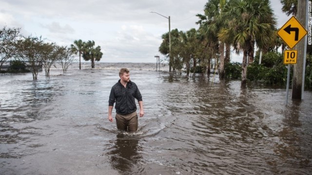 ハリケーン「イルマ」に見舞われたフロリダ州ジャクソン郡のセントジョーンズ川沿いを歩く男性＝２０１７年９月