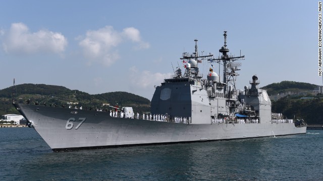 横須賀基地に配備されている米巡洋艦「シャイロー」。艦内の士気低下が浮き彫りに