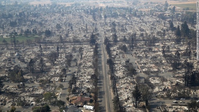 山火事により多くの家屋が焼け落ちた＝１１日、カリフォルニア州サンタローザ