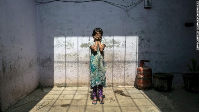 インドで過去に性被害にあった少女。２０１６年自宅で撮影