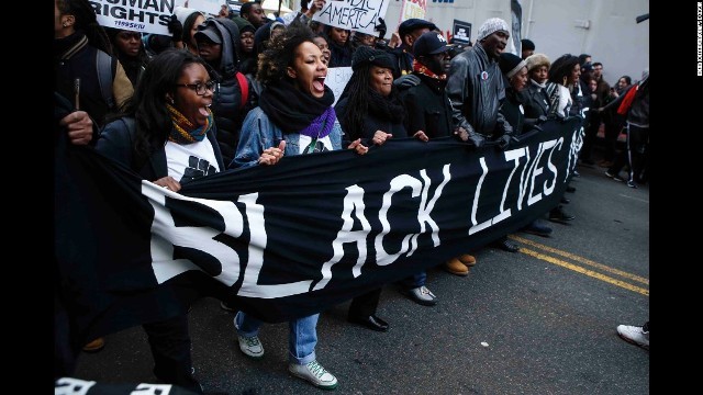 白人警官による黒人の殺害に対し抗議の声を上げる人々