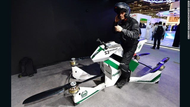 ドバイ警察が「空飛ぶオートバイ」の導入を計画している