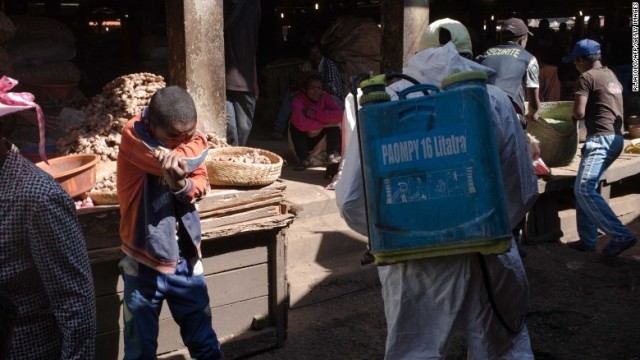 首都の市場で自治体職員が消毒薬を散布する