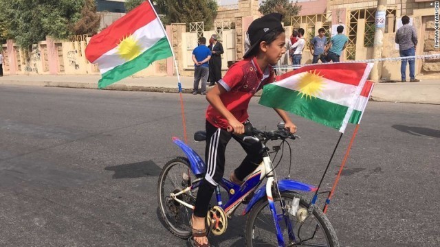 クルドの旗を付けた自転車に乗る少年。イラク政府はＫＲＧが支配していたキルクークを制圧した