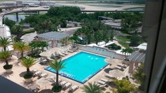 米フロリダ州のオーランド国際空港に設けられたプール。機体が離着陸する滑走路の眺めを楽しめる。