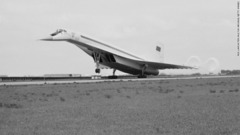 同機のエンジンは逆噴射機能を備えていなかったため、着陸の際はドラッグシュート（制動傘）の使用が必要となった