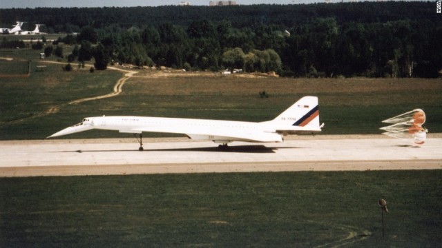 モスクワ郊外にある航空開発センターでの試験飛行の後、Tu144の改良機が着陸してドラッグシュートを展開する様子=1997年7月
