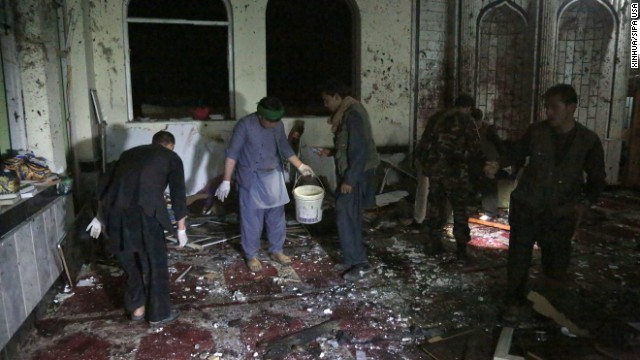 自爆攻撃のあった首都カブールのシーア派モスク＝２０日