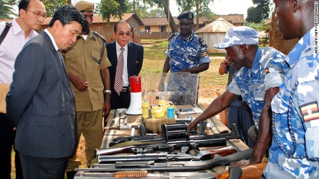 ウガンダの警察訓練学校で武器を視察する北朝鮮人民保安省の幹部（左から２番目）＝２０１３年６月