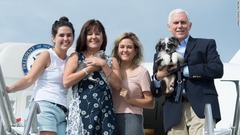 現在、トランプ大統領一家はペットを飼っていないが、マイク・ペンス副大統領は就任式前にインディアナ州から首都ワシントンへと移動してきた際には、猫の「ピックル」と「オレオ」、ウサギの「マーロン・バンドー」も一緒だった