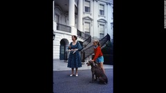 アイゼンハウアー第３４代大統領のマミー夫人と孫のバーバラとペットの犬のハイジ