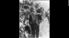 ペットのコンゴウインコを手に乗せるセオドア・ルーズベルト第２６代大統領の長男テディＪｒ．