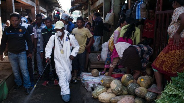 首都アンタナナリボの市場で消毒剤を散布する作業員