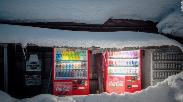 大半の西洋諸国とは異なり、日本の自販機の多くは屋外に設置されている＝北海道浦佐町