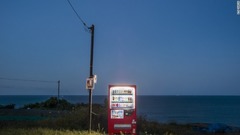 大橋氏は日本最北端の稚内で生まれた。その反対の北海道南端には、１平方キロあたりの人口密度がわずか１８人の浦河町がある