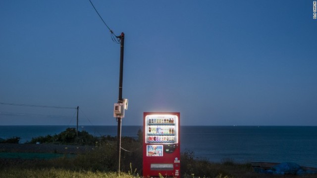 大橋氏は日本最北端の稚内で生まれた。その反対の北海道南端には、１平方キロあたりの人口密度がわずか１８人の浦河町がある