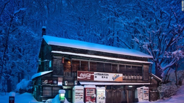 札幌市は北海道の道庁所在地で、日本第５の都市だ。この自販機は１００年前に開業した店の隣に立っている