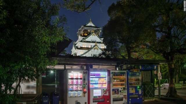 大阪城を背景にした自販機の様子＝大阪府大阪市