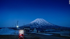 背景に羊蹄山をとらえたこの写真は、今回の写真集における大橋氏のお気に入りの１枚だ＝北海道倶知安町