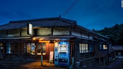 和歌山の小さな町の酒販売店の外にある自販機