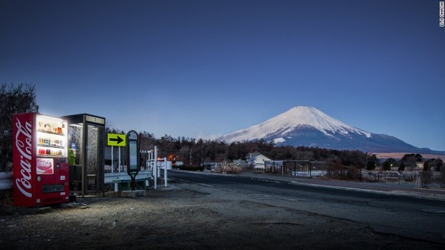 写真家の大橋英児氏は９年をかけ、生まれ故郷の北海道や日本全国で、遠隔地や過疎地にある自動販売機を撮影してきた＝富士山麓