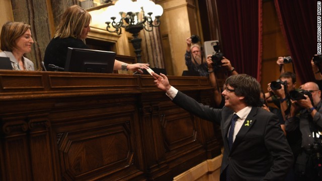 カタルーニャ自治州のプッチダモン州首相（右）はスペインからの独立に賛成票を投じた