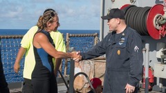 救助されたジェニファー・アペルさんが米海軍艦船アシュランドで歓迎を受ける様子