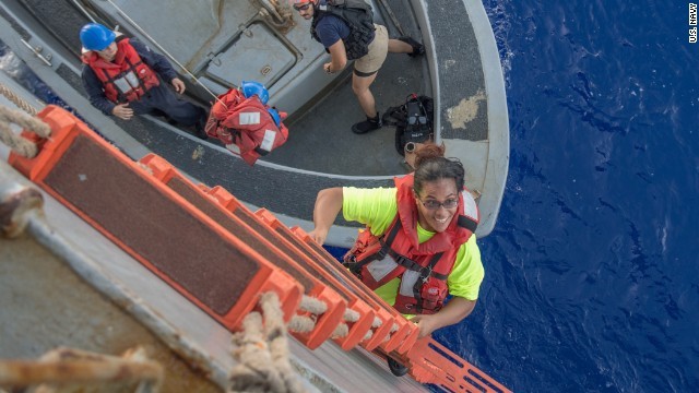 漂流してた女性の一人、ターシャ・フイアバさんが米海軍艦船に移る様子