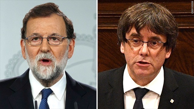 スペインのラホイ首相（左）がカタルーニャ自治州のプッチダモン州首相を解任