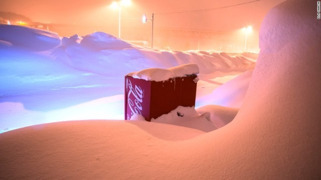 「国道の道路脇で雪に埋もれながらも、自販機は動いている」＝北海道小樽市