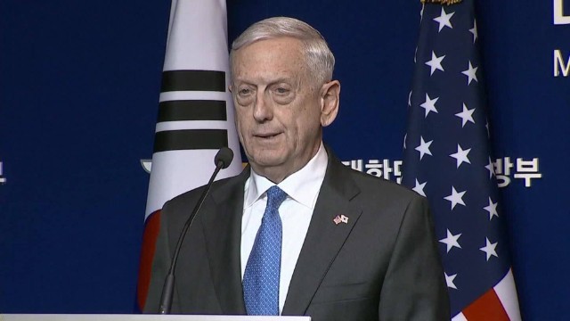 記者会見を行うマティス米国防長官＝２８日