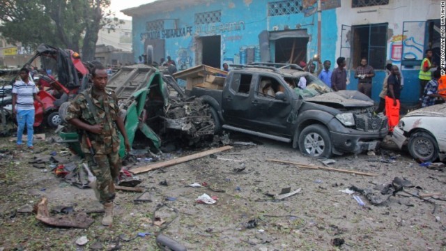破壊された車両の近くに立つソマリア兵＝２８日、モガディシオ