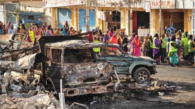 焼けた車両の周囲に集まった人々＝１５日
