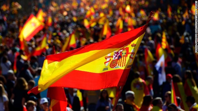 カタルーニャ州でスペインからの独立に反対する大規模デモが行われた