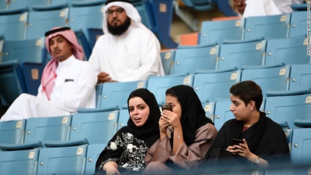 今年９月には、史上初めてキング・ファハド・スタジアムで女性の入場が許可された