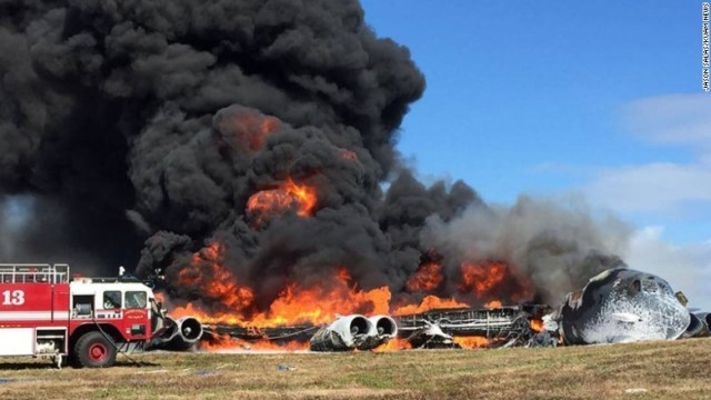 米領グアムで墜落した米空軍のＢ５２爆撃機＝２０１６年５月１８日
