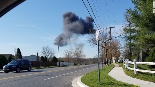 米メリーランド州にあるアンドルーズ統合基地の近くでＦ１６戦闘機が墜落した時の様子＝２０１７年４月５日