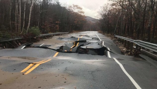激しく損壊したニューハンプシャー州の道路