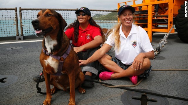 飼い犬とともに救出されたジェニファー・アペルさん(右)とターシャ・フイアバさん