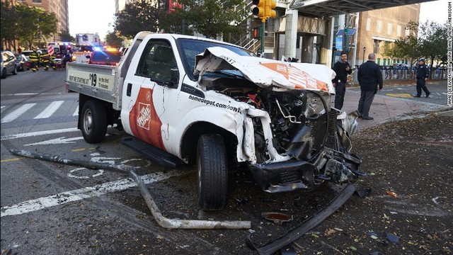 トラックは自転車専用の道路を暴走した。通行人をはね、スクールバスに衝突した