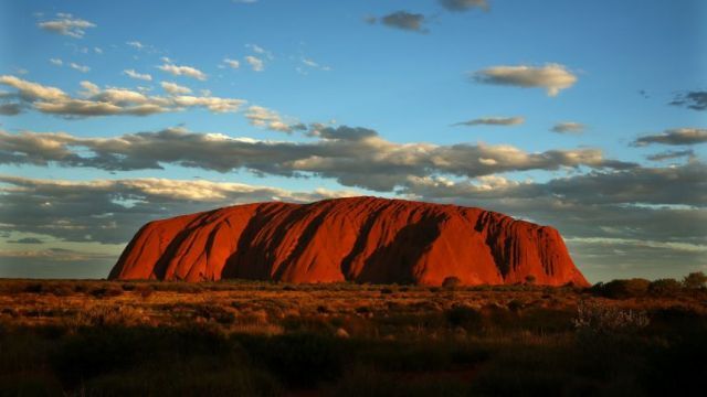 登山が禁止となる期日は、先住民がウルルの所有を回復してから34年目の記念日に当たる2019年10月26日