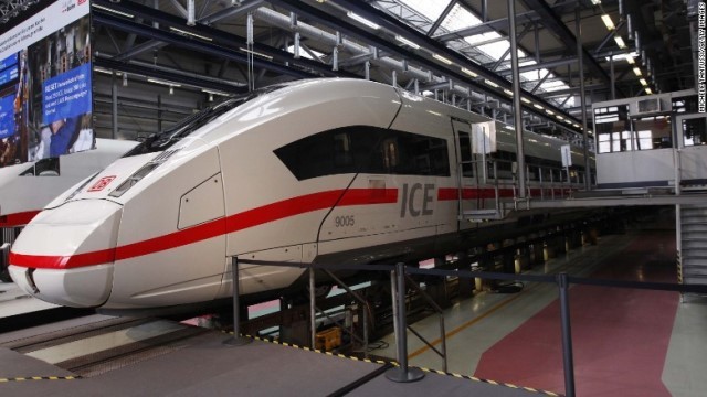 駅に停車する高速列車「ＩＣＥ４」＝ベルリン