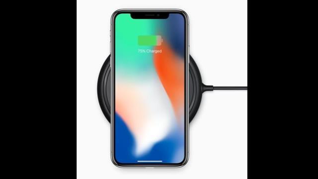 アップルの「ｉＰｈｏｎｅ　Ｘ」の発売が３日に開始された＝Apple