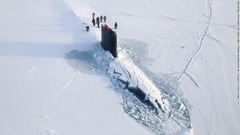ロサンゼルス級攻撃潜水艦「ハンプトン」が北極の氷を突き抜けて表面に姿を現した様子＝２０１４年３月