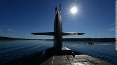 オハイオ級誘導ミサイル潜水艦「オハイオ」がワシントン州ピュージェットサウンドを通過する様子＝２０１５年６月