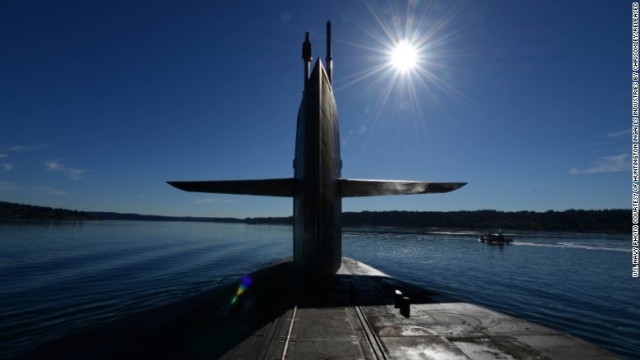 オハイオ級誘導ミサイル潜水艦「オハイオ」がワシントン州ピュージェットサウンドを通過する様子＝２０１５年６月